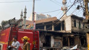 Nedbrända hus i New Delhi 26.2.2020. I bakgrunden skymtar en moské som utsatts för vandalism. Nedbrända hus i New Delhi 26.2.2020. I bakgrunden en demolerad moské.