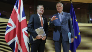 Chefsförhandlarna David Frost (t.v.) och Michel Barnier. Britannian David Frost sekä EU:n Michel Barnier maanantaina, ensimmäisen neuvottelukierroksen alkaessa.