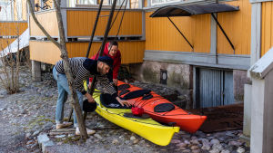 Åland och ytterskär i Östnyland är tänkbara kajakmål den här sommaren för Leka. Kaisa och Christoffer Leka kollar in sina kajaker.