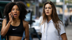 Kompisarna Janay (Dede Lovelace) och Camille (Rachelle Vinberg). Två unga tjejer står tillsammans på en gata i New York. Tjejen till vänster talar i telefon och har en chockerad min.