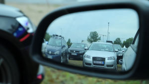 Nästan fullsatt är också den här gråa tisdagskvällen. Bilar vid en drive-in-biograf i Tyskland sedda via sidospegeln