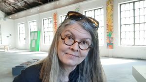 Anna Ulff har närmat sig ängen underifrån - genom att skapa ett framtida museum med nedgrävda föremål. Konstnär på utställning