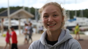 Lydia Brenner älskar att segla för frihetens och glädjens skull. Ung tjej står på brygga och spejar ut på segelbåtar i Nagu.