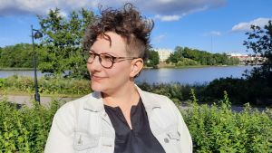En intimitetskoordinator kan göra scenerna bättre för både skådespelaren och publiken. Pia Rickman tittar åt sidan. Vatten och grönska i bakgrunden.