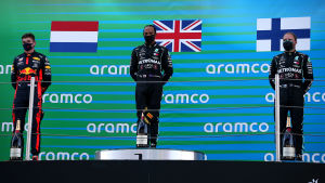 Tvåan Max Verstappen, vinnaren Lewis Hamilton och trean Valtteri Bottas på prispallen. Tvåan Max Verstappen, vinnaren Lewis Hamilton och trean Valtteri Bottas på prispallen.