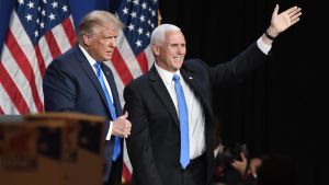 Trump tillsammans med vicepresident Mike Pence, som också fick förnyat förtroende av partiet. Donald Trump och Mike Pence på Republikanernas partikonvent i USA 24.8.2020.