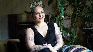 Ulrika Bachér i Täkter i Ingå arbetar med burlesk och burleskdans som man förknippar med shower och underhållning. Men det är även motion och en hobby för många. Ulrika Bachér.