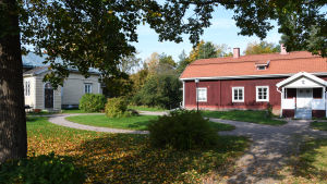 På tomten finns egentligen två prästgårdsbyggnader, en nyare och en äldre. Det röda huset byggdes på 1700-talet. När nya prästgården, det vill säga den gula byggnaden, blev klar på 1800-talet flyttade prästen in där och det röda huset blev kaplanens hem. Ett gult och ett rött trähus på en gård.