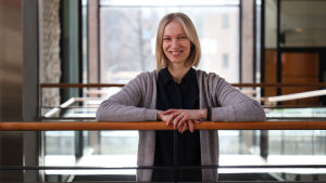 Cecilia Blomster tror en mer jämlik föräldraledighet kunde gynna kvinnornas löneutveckling. En kvinna står och lutar sig mot ett trappräcke.