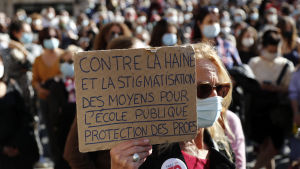"Mot hat och stigmatisering", "Stöd skolorna, skydda lärarna", stod det på demonstranternas skyltar i Montpellier i söndags. "Mot hat och stigmatisering", "Stöd skolorna, skydda lärarna", står det på demonstarnternas skyltar i Montpellier 18.10.20209medel