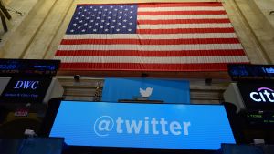 USA-presidentens officiella Twitter-konto har för närvarande nästan 33 miljoner följare. På den här arkivbilden syns Twitters logo i New York-börsen i november 2013. USA-presidentens officiella Twitter-konto har för närvarande nästan 33 miljoner följare. På den här arkivbilden syns Twitters logo i New York-börsen i november 2013.