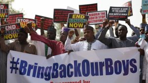 Demonstration med krav på att myndigheterna räddar de kidnappade skolbarnen Demonstration mot islamistorganisationen Boko Haram i Nigeria efter att hundratals skolpojkar kidnappats. 17.12.2020