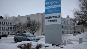 Karleby svenska gymnasium flyttade till tillfälliga lokaler på Hälsovägen hösten 2018. Parkering utanför en skolbyggnad.