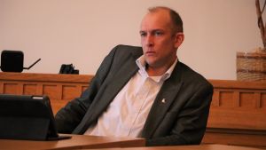 Anonyma hot får inte bli en vardag och det får absolut inte accepteras, säger Henrik Antfolk. En man i kostym som ser bekymrad ut.