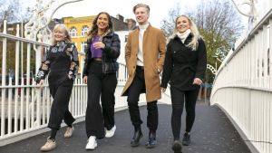 Au pairit Irlannissa sarjan henkilöt Ada, Luna, Igi ja Nea kävelevät sillalla Dublinissa ja hymyilevät.