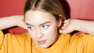Fanny slog genom för ett och ett halvt år sedan med låten "Woman on a deadline". I höst är hon aktuell med ny musik. En ung kvinna poserar genom att hålla händerna bakom nacken. Hon ser inte direkt in i kameran. Gul t-skjorta
