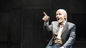 En treåring uopptäcker en CLAAUUWN! Foto från En man som heter Ove på Svenska Teatern.