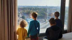 För många barn är en resa och att bo på hotell en stor dröm. barn stör och tittar ut genom hoitellfönster