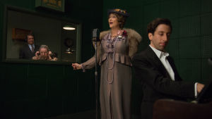 Den skiva som Florence Foster Jenkins spelade in blev en hit och har uppnått kultstatus. Meryl Streeps Florence och pianisten Cosmé McMoon i en ljudstudio där de spelar in en skiva.