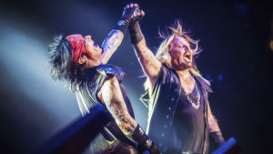 Nikki Sixx ja Vince Neil Mötley Crüen viimeisessä konsertissa 2015
