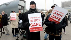 Motreaktionerna växer. Hundratals finländare demonstrerade i början av april mot att afghanska flyktingar deporterades tillbaka till sitt hemland. Demonstration mot återsändande av afghanska flyktingar