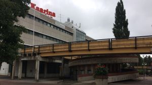 Kaarina-center som ägs av Citycon kommer att rivas. Ett torg ska ersätta huset. Fastighet med bro i förgrunden.