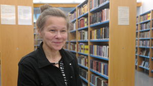 Sirkku Rautakorpi undervisar finska både i svenska och finska grundskolan på Korpo. Finsklärare Sirkku Rautakorpi i biblioteket i Korpo