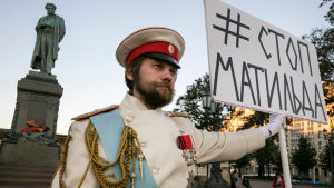 En man håller upp ett plakat med texten "Stoppa Matilda" på Pusjkintorget i Moskva den 22 september 2017. En man håller upp ett plakat med texten "Stoppa Matilda" på Pusjkintorget i Moskva den 22 september 2017. Religiösa fanatiker vill stoppa en ny film som berättar om landets sista tsar Nikolaj II och hans kärleksrelation med en balettdansös.