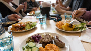 Personerna har ätit på olika platser och vid olika tidpunkter. måltid med många maträtter