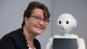 Riitta Bekkhus vill ta cheferna ner till verkstadsgolvet. Riitta Bekkhus esittelykuvassa, Tiedekeskus Heurekassa.