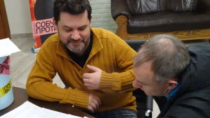 Konstantin Golokteev diskuterar Sobtjaks kampanj på kontoret i Sankt Petersburg. Ksenia Sobtjaks kampanj diskuteras på kontoret i Sankt Petersburg.