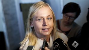 Elina Lepomäki omgiven av journalister i riksdagen