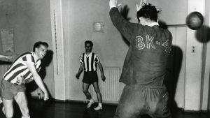 Jan-Gösta Westerlund i farten på 1960-talet. Jan-Gösta Westerlund kastar bollen förbi målvakten.