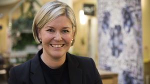 Laura Aalto Helsingin kaupungin markkinoinnin toimitusjohtaja Laura Aalto poseeraa kameralle kahvilassa