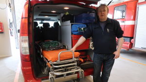 Hitis FBK har den enda manskapsbilen i Åboland som är utrustad med bår. Peter Fihlman står vid utryckningsfordonets baklucka som är utrustad med en bår
