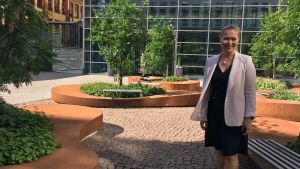 Henrika Vikman är vd för Nordea Funds. En kvinna står framför en byggnad.