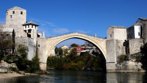 Den kända bron Stari Most i Mostar i Bosnien och Hercegovina invigdes 1566 men förstördes 1993 under kriget i Bosnien. Bron återuppbyggdes och invigdes på nytt 2004. Gamla bron i Mostar i Bosnien-Herzegovina.