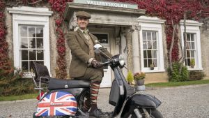 Den speciella engelskaläraren spelad av Jonas Karlsson. Den speciella engelskaläraren (Jonas Karlsson) med sin brittiska vespa.