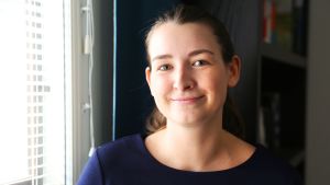 Jenni Ahlapuro ei usko, että hänen kasvojaan voi tunnistaa seinämaalauksesta.. Jenni Ahlapuro seisoo kotonaan ikkunan vieressä.
