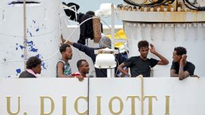 Otalienska kustbevakningsfartyget Diciotti i hamnen på Sicilien. Otalienska kustbevakningsfartyget Diciotti i hamnen på Sicilien.