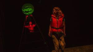 Elisa Makarevitch som Gulliver hos byråkraten. Foto från Gullivers nya resor på Unga Teatern.