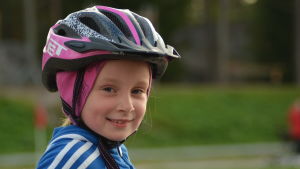 Adriana Riska är åtta år och gillar terrängcykling. 8-åriga Adriana Riska tränar terrängcykling.