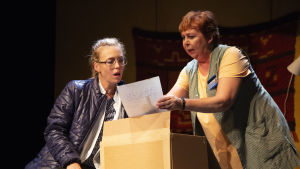 Ett bröllopsfoto, en konsertbiljett och en sista vilja. Lilja och Fia undersöker Martins kvarlåtenskap. Foto från Fly me to the moon på Lilla Teatern.