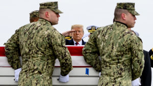 Kvarlevorna av dödsoffren vid bombattentatet i Manbij anlände med flyg till USA den 19 januari och togs emot bland annat av president Donald Trump. Kvarlevorna av dödsoffren vid bombattentatet i Manbij anlände med flyg till USA den 19 januari och togs emot bland annat av president Donald Trump.