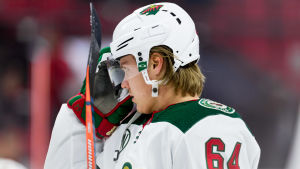 Från Wild till Predators, Mikael Granlund. Mikael Granlund rättar till sin hjälm.