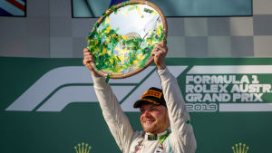 Valtteri Bottas fick lyfta segerplaketten i Melbourne. Valtteri Bottas höjer upp segertrofén efter Australiens Grand Prix.