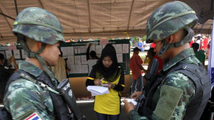 Militären och den styrande juntan överskuggar valet i Thailand, som inleddes med rekordstort deltagande i förhandsröstningen Militären och den styrande juntan överskuggar valet i Thailand som knappast kommer att vara helt fritt och rättvist