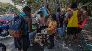 Över 94 procent av befolkningen i oljerika Venezuela lever i fattigdom och nu lider man också av akut brist på rent vatten på grund av landsomfattande elavbrott Över 94 procent av befolkningen i oljerika Venezuela lever i fattigdom och nu lider man också av akut brist på rent vatten på grund av landsomfattande elavbrott