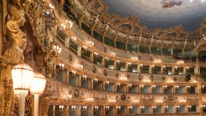 Salongen i Teatro La Fenice. Operabyggnaden återuppbyggdes efter att ha förstörts av en brand 1996. Salongen i Teatro La Fenice. Operabyggnaden återuppbyggdes efter att ha förstörts av en brand 1996
