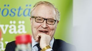 Sture Fjäder är ordförande för de högutbildades centralförbund Akava. Sture Fjäder ler med handen på hakan.